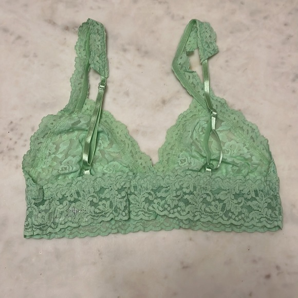 Hanky Panky lace crossover bralette. Adjustable straps. Starfruit. Size XS. New. - Picture 2 of 3
